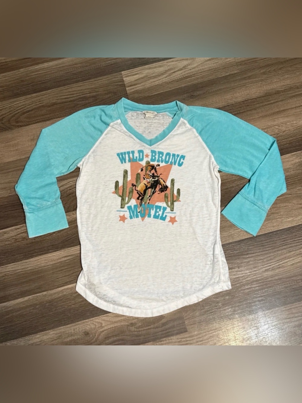 Ariat Women’s Turquoise 'Wild Bronc Motel' Graphic Tee size small